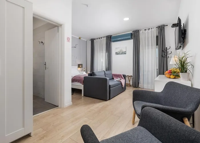 Delta Rooms